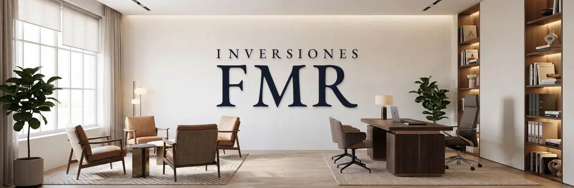 Despacho con zona de reunión y mesa de trabajo; en la pared central, el logotipo de Inversiones FMR